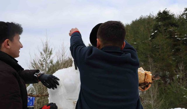 Kozan'da kar keyfi: Kardan adama sucuk ekmek ve şalgam ikram ettiler
