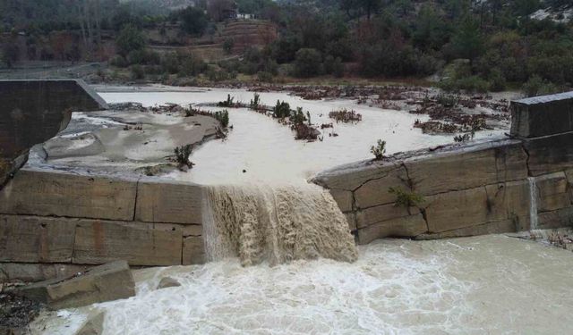 Kuraklıkla kuruyan Deliçay yeniden akmaya başladı, çiftçinin yüzü güldü