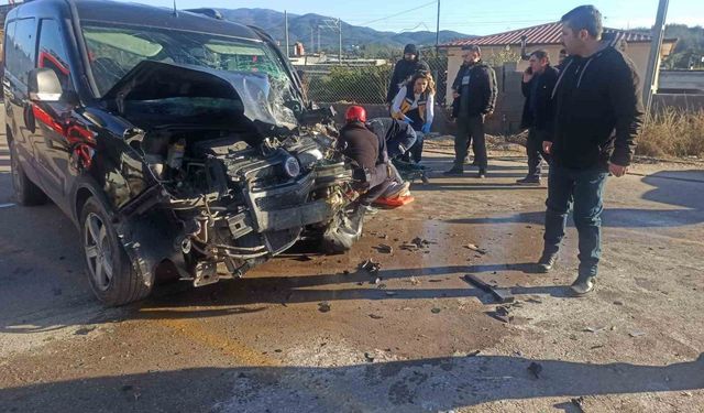 Osmaniye'de servis minibüsü ile hafif ticari araç çarpıştı: 7 yaralı