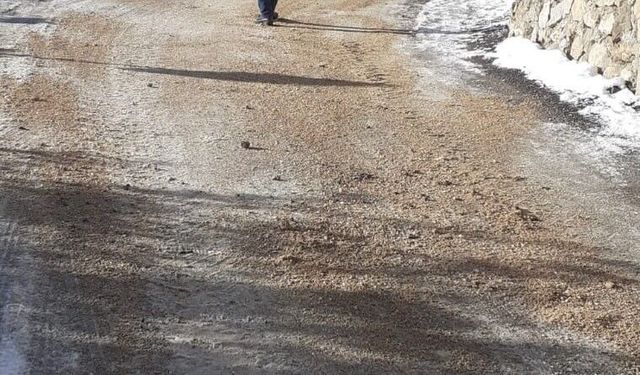 Saimbeyli'de karla mücadele aralıksız sürüyor