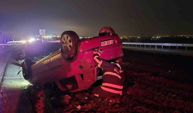 Ters dönen otomobildeki 2 kişi yaralandı