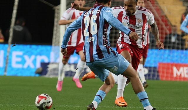 Trendyol Süper Lig: Antalyaspor: 1 - Trabzonspor: 0 (İlk yarı)