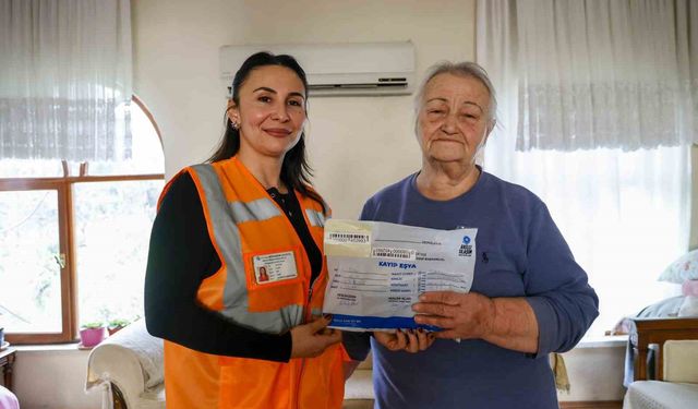 Yaşlı kadının bindiği otobüste unuttuğu cüzdan evine kadar getirilip teslim edildi