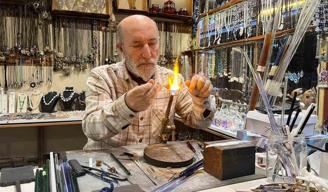 25 yıldır camlara üfleyerek şekil veriyor