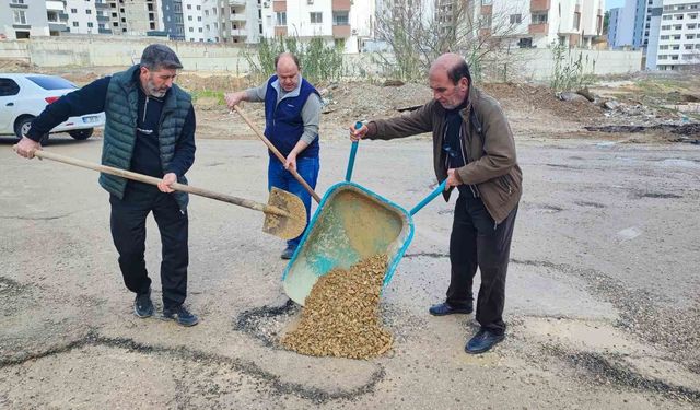 Adana'da belediyenin kapatmadığı çukurları vatandaş kapattı