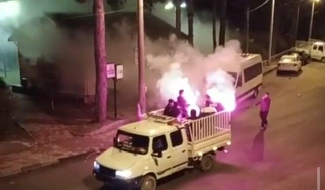 Adana'da ilk sahurda meşaleli davul şovu