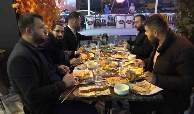 Adanalılar ilk iftarda kebapçılara akın etti