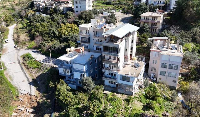 Alanya'da 3 bina tedbir amaçlı tahliye edildi