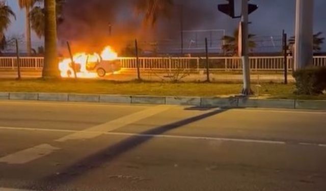 Alanya'da çarpışan araba alev topuna döndü