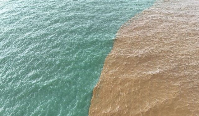 Alanya'da toz taşınımı ve sağanak yağış denizin rengini değiştirdi