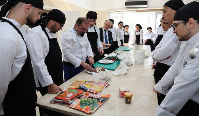 ALKÜ'lü öğrenciler Uzak Doğu mutfağını uzmanından öğreniyor