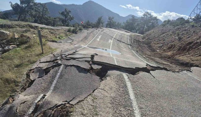 Antalya'da 3 mahallenin ulaşımını sağlayan yol çöktü