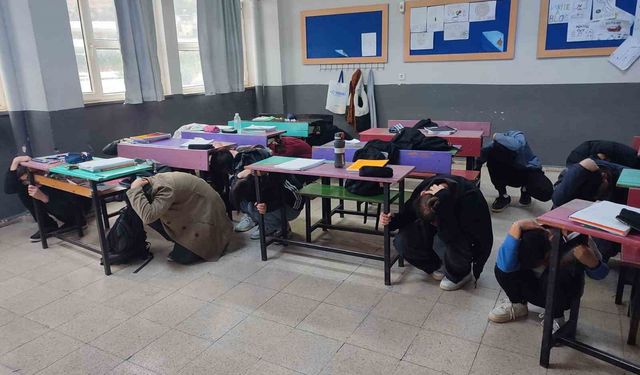 Antalya'da gerçeğini aratmayan deprem ve yangın tatbikatı