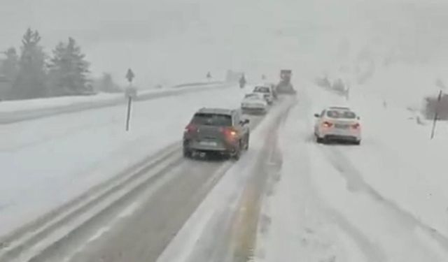 Antalya'nın bin 825 rakımlı Alacabel mevkiinde kar yağışı başladı