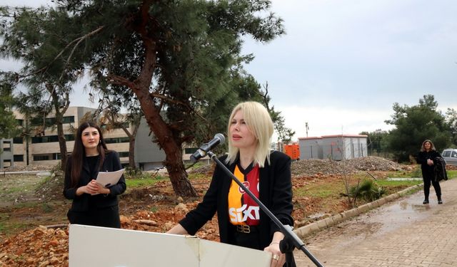 AÜ Rektörü Prof. Dr. Özkan, ağaç dikimine Galatasaray formasıyla gelip, Fenerbahçe'ye başarı diledi