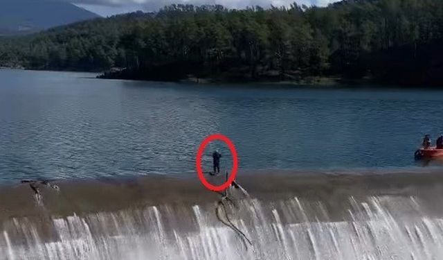 Balık üreticisinin savakları açık barajda yürekleri ağızlara getiren temizlik çalışması