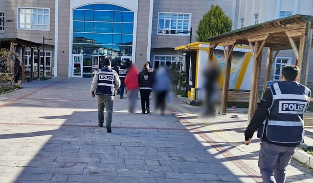 Burdur'da 1 milyon değerinde sahte altın sattılar, polisten kaçamadılar