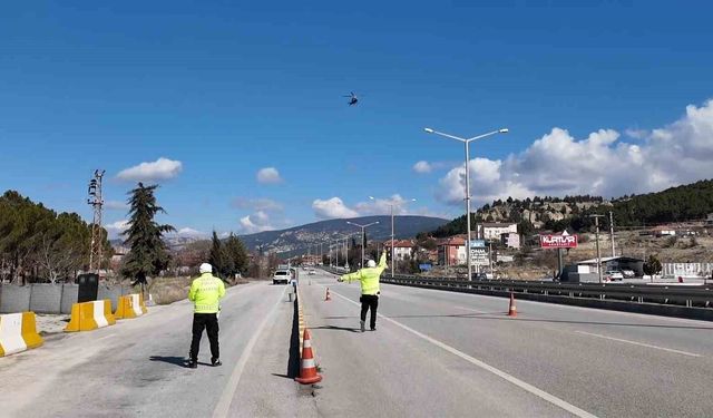 Burdur'da helikopter destekli trafik denetimi: 125 araç ve sürücüsü kontrol edildi