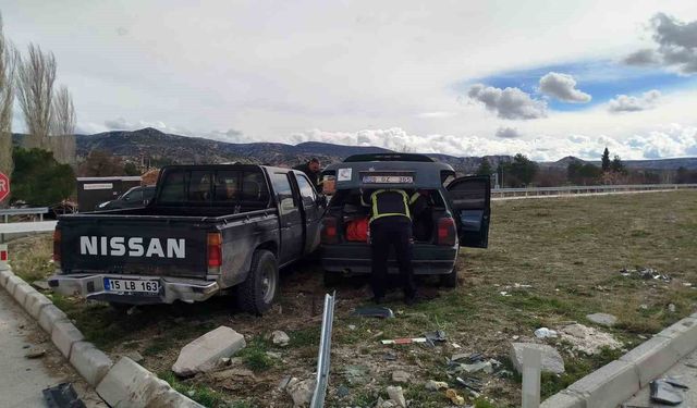 Burdur'da pikap ile otomobil çarpıştı: 3 yaralı