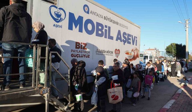 Büyükşehir Mobil Aşevi'nden sıcak yemek ikramı