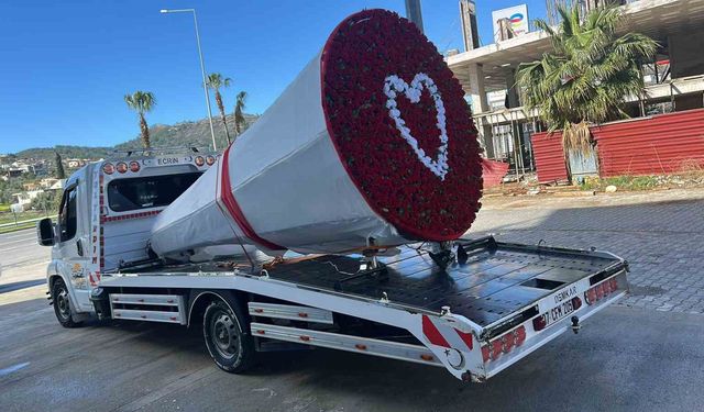 Çekicinin vincini 777 gülle donatıp eşine sürpriz yaptı