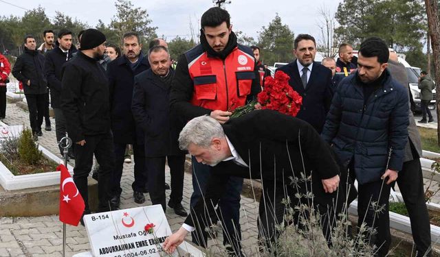 Deprem şehitleri kabri başında dualarla yad edildi