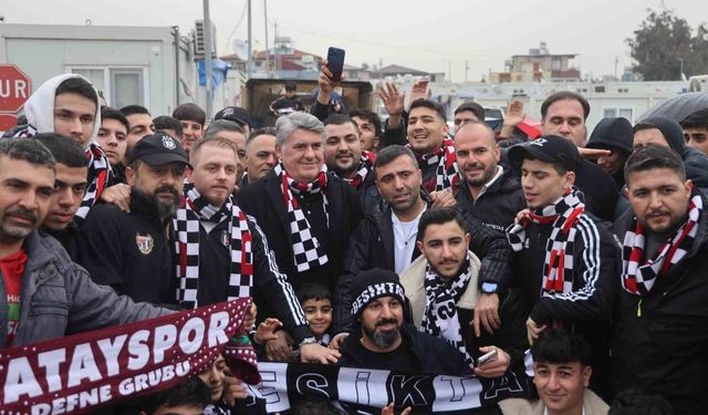 Depremzede çocukların yüzü Beşiktaş'ın hediyeleriyle güldü