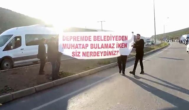 Depremzede vatandaşlar, Özgür Özel'i, 'Bugüne kadar neredeydin' diyerek yuhaladılar