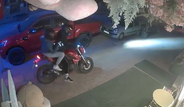 Dükkanın önündeki oyuncak ayıyı çaldılar