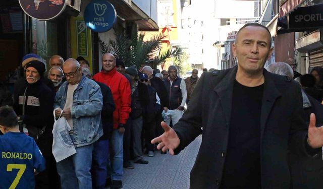 Gizli hayırseverin ücretsiz pide kuyruğu