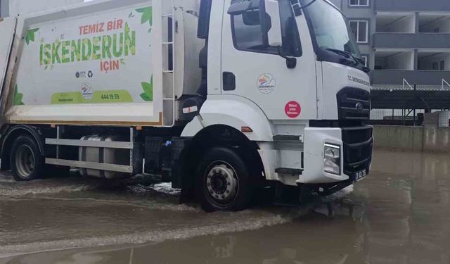 Göle dönen yol yüzünden derse gidemeyen üniversite öğrencisi 'Derse gelemeyeceğim' diyerek hocasına seslendi