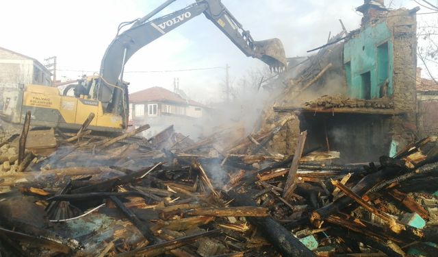 Isparta'da kerpiç ev yangında kullanılamaz hale geldi