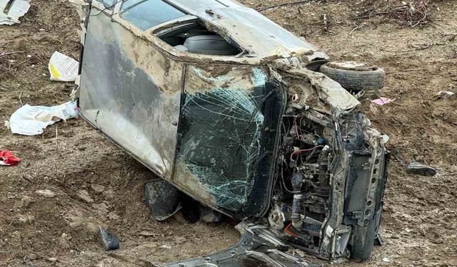 Isparta'da otomobil şarampole yuvarlandı: 1'i ağır 2 yaralı