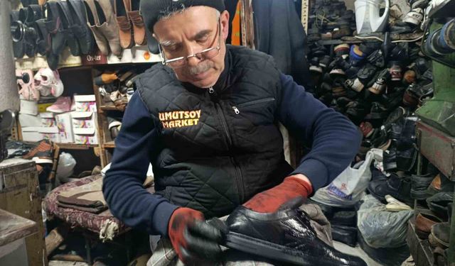 Kahramanmaraş'ta 38 yıllık usta eski ayakkabılara yeniden hayat veriyor