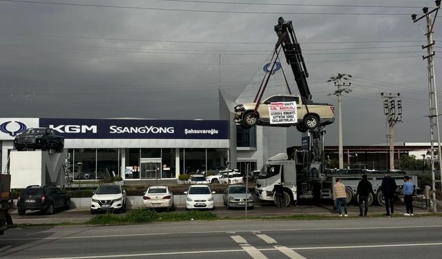 Kamyoneti vinç ile asıp firma önünde eylem yaptı