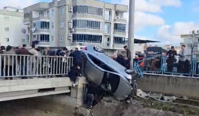 Kaza yapan araç köprünün korkuluklarında asılı kaldı, facia ucuz atlatıldı