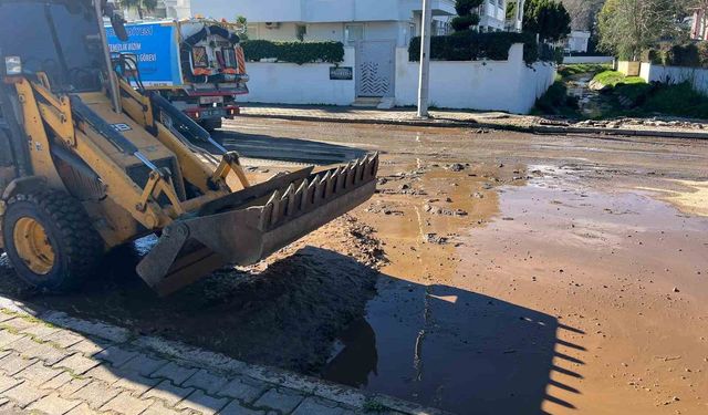 Kemer'de şiddetli yağış sonrası dağlardan inen kum ve balçıklar temizleniyor