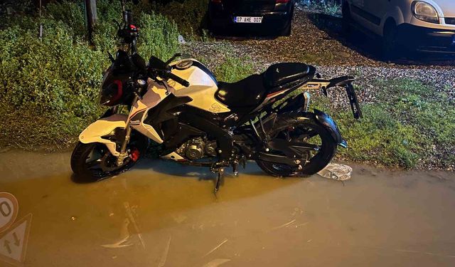 Köpeğe çarpmamak için manevra yapan motosikletin sürücüsü savrularak yaralandı