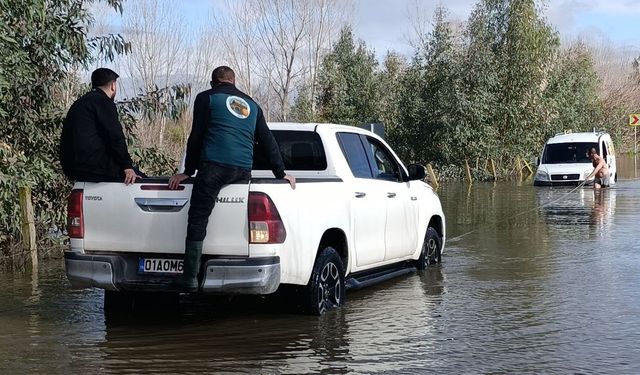 Kozan'da sel sularında mahsur kalan araçları ekipler kurtardı