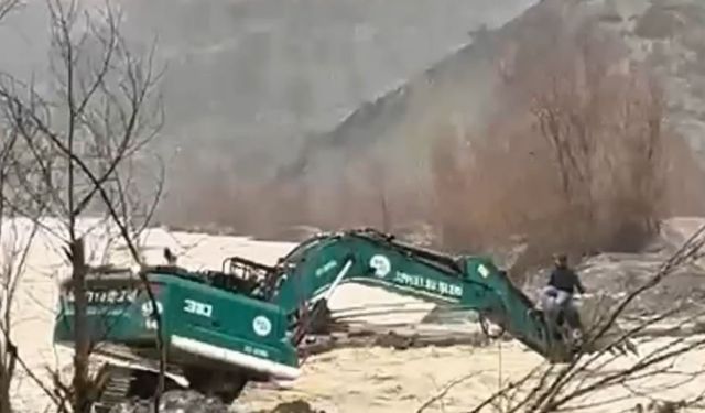 Mahsur kalan vatandaş iş makinesi ile kurtarıldı