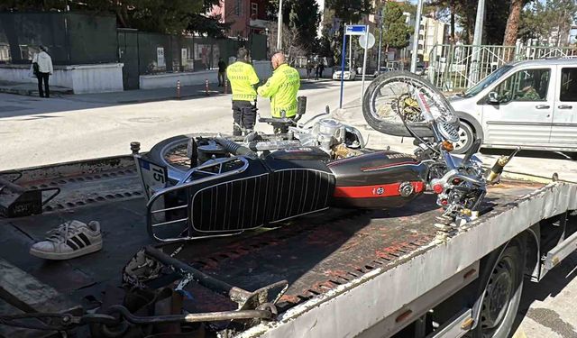 Motosiklet kavşağa kontrolsüz girerek otomobile çarptı: 1'i ağır 2 yaralı