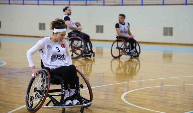 Motosiklet kazasında engelli kalan genç kız, hayata basketbolla tutundu