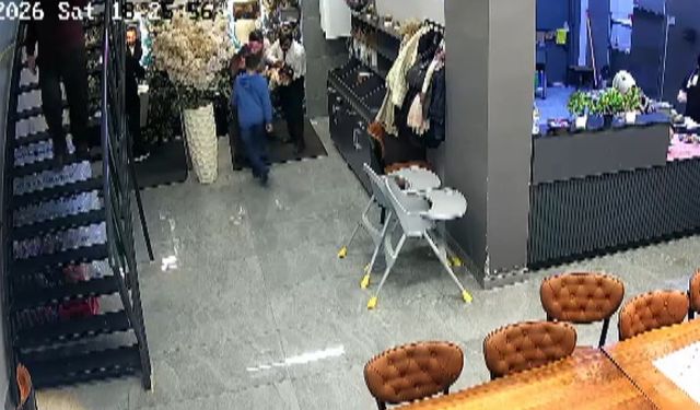 O anlar kamerada: Şefin Heimlich müdahalesi bebeği hayata bağladı