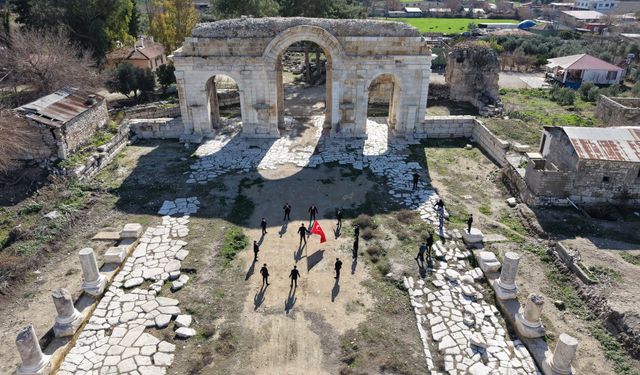 Öğrenciler Anvarza'da zeybek oynadı