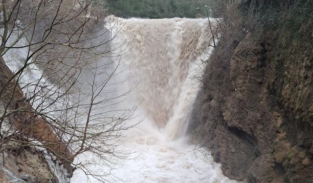 Osmaniye'de 3 gündür devam eden yağmur ve fırtına hayatı olumsuz etkiledi