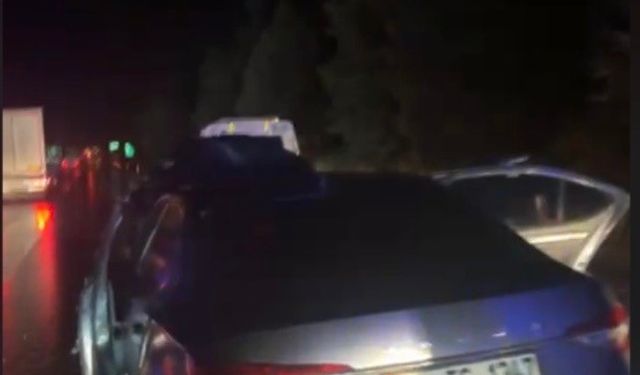 Osmaniye'de bariyerlere çarpan otomobil hurdaya döndü: 3 yaralı