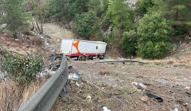 Otoyolda tır bariyerlere çarpıp şarampole yuvarlandı: 2 yaralı