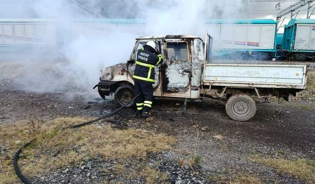 Payas'ta kamyonet alevlere teslim oldu