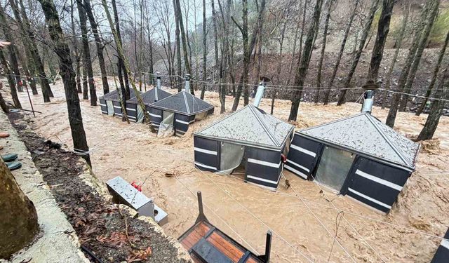 Sağanak Mersin'i vurdu: Dereler taştı, restoran sular altında kaldı