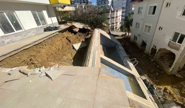 Sağanak sonrası apartman bahçesindeki havuz çöktü, 7 katlı apartman tahliye edildi